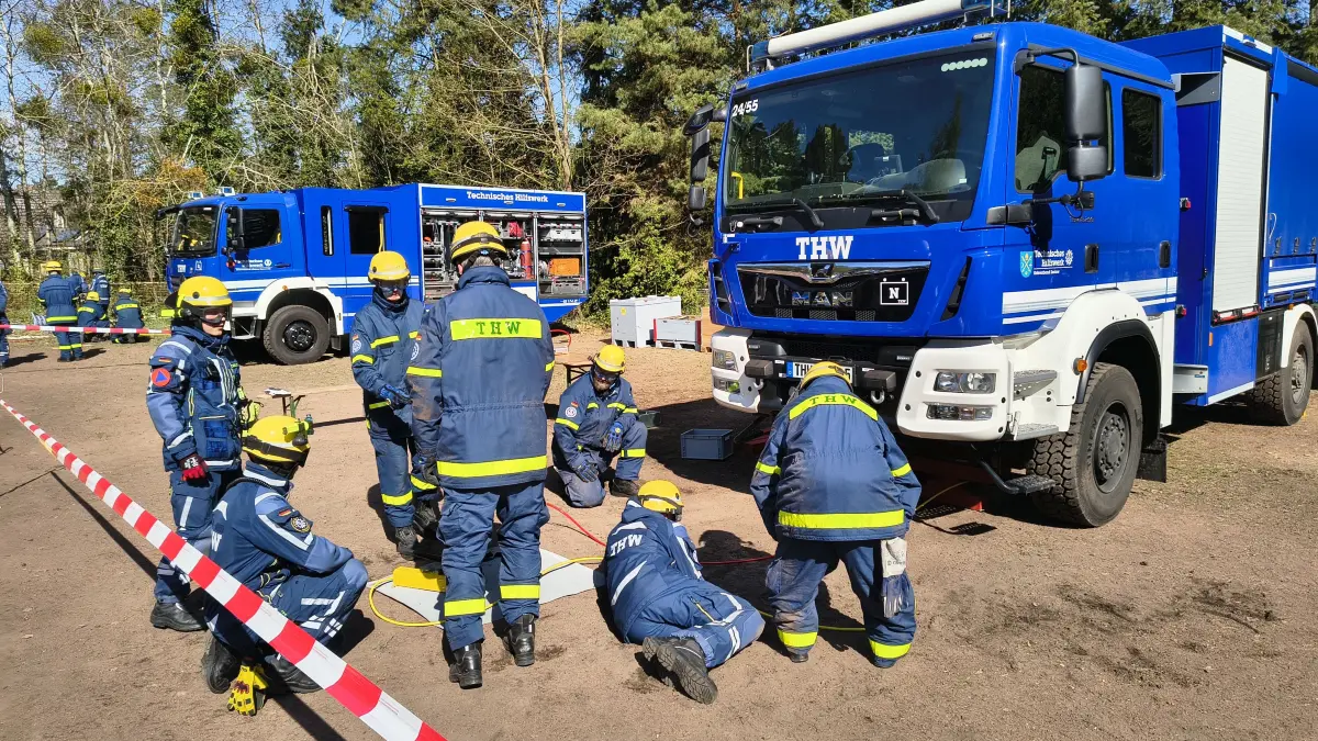 Ein Lkw wird mittels Hydraulik angehoben. Für angehende THW-Helfer gehört das zur Ausbildung in Ruhlsdorf. In wenigen Tagen legen sie ihre Prüfung ab.