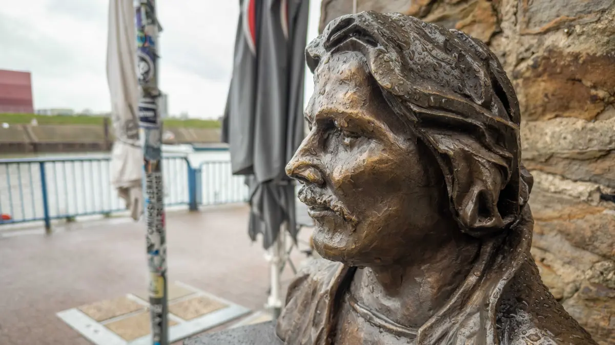 Identifikationsfigur einer Stadt: Schimanski-Büste aus Bronze in Duisburg-Ruhrort. Ab 1981 spielte Götz George (1937-2016) den „Tatort“-Kriminalhauptkommissar. 