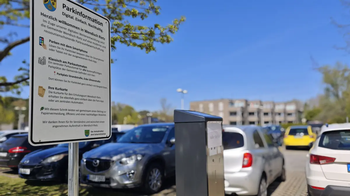 Noch ist der Parkautomat an der Strandstraße in Wendisch Rietz außer Betrieb. In wenigen Tagen wird sich das ändern. Dann kostet Parken am Scharmützelsee Geld.