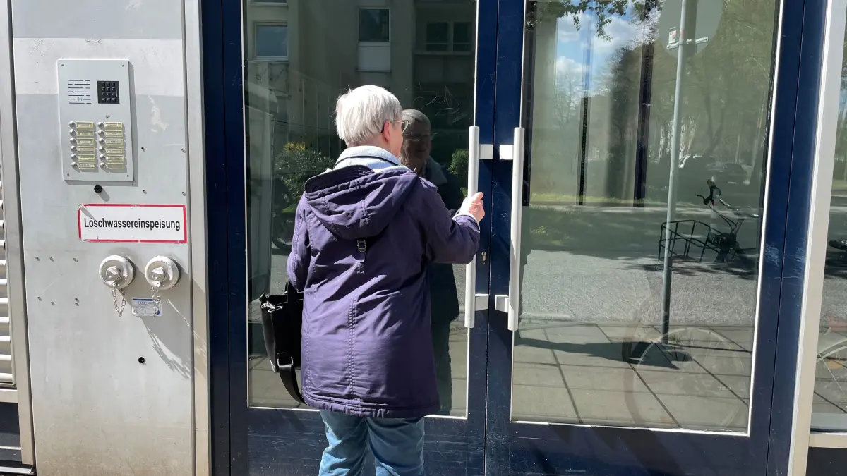 Arztsuche in Königs Wusterhausen: Edeltraut Wiese holt bei Hausarzt Neithard Hansche ein Rezept für ihre ältere Nachbarin ab. Sie hat eine neue Ärztin gefunden, doch die Suche gestaltete sich schwierig.