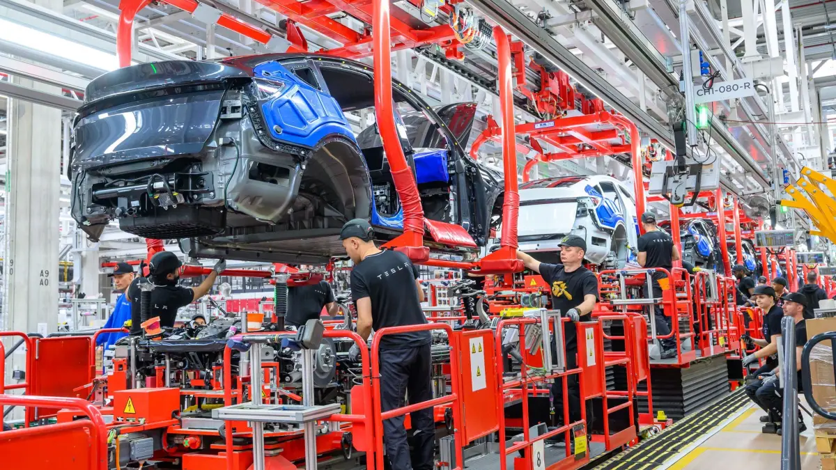 Tesla will Mitarbeiterzahl in deutschem Werk aufstocken: 23.04.2026, Brandenburg, Grünheide: In der Gigafactory Berlin-Brandenburg werden Fahrzeuge vom Typ Tesla Model Y produziert. Der US-Elektroautobauer Tesla will die Zahl der Beschäftigten in seinem einzigen europäischen Autowerk in Grünheide bei Berlin kurzfristig um 1.000 aufstocken. Das teilte das Unternehmen der Deutschen Presse-Agentur mit. Damit würden dort 11.700 Menschen arbeiten. Tesla begründet die Steigerung mit gestiegener Nachfrage. Vor etwas mehr als zwei Jahren arbeiteten dort rund 12.400 Beschäftigte. Foto: Patrick Pleul/dpa +++ dpa-Bildfunk +++