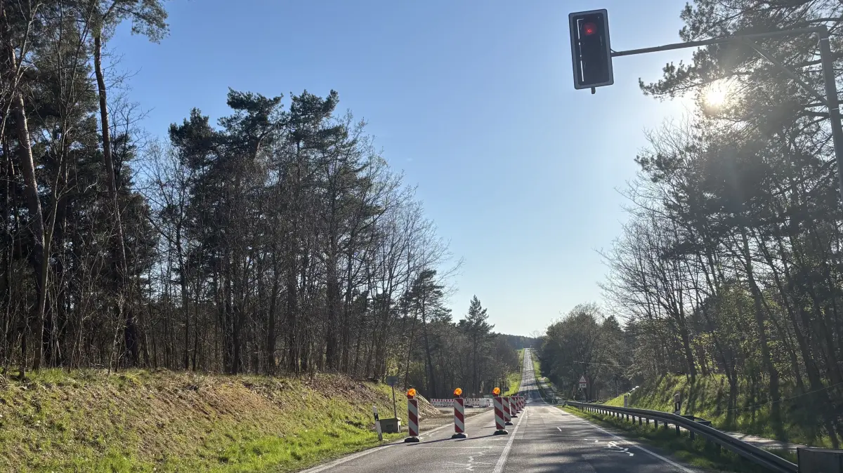 Der Verkehr auf der B 246 zwischen Eisenhüttenstadt und Fünfeichen wird ausgebremst, unter anderem durch eine Baustellenampel. Was hat ein Windpark damit zu tun?