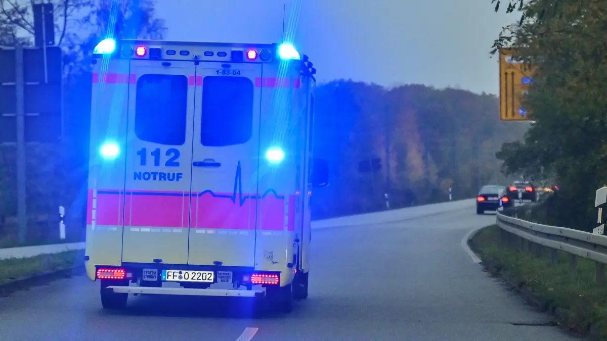 Fährt der Rettungswagen nach einem Einsatz ohne den Patienten zurück, soll dieser die Kosten künftig selbst tragen. Was die Stadtverodnete in Frankfurt (Oder) dazu sagen und wie es weitergeht. (Symbolbild)