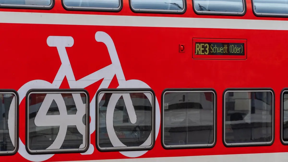 Bahn: Angermünde, 15.04.2021: Bahnhof, Gleisanlage Angermünde, RE3 nach Schwedt