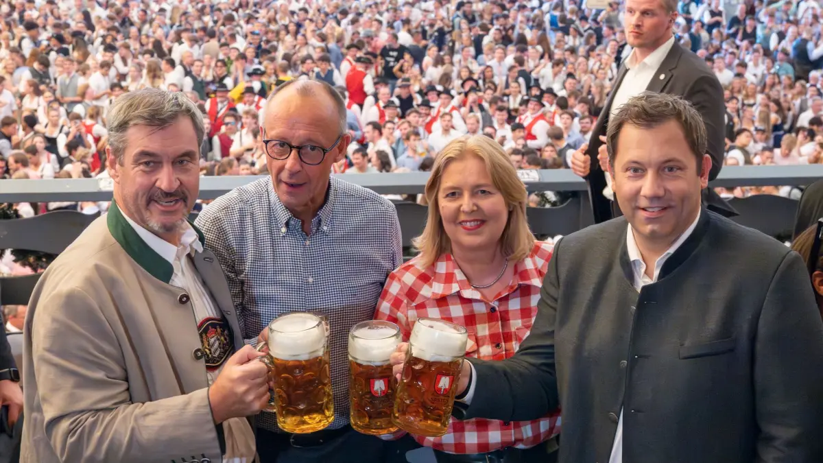 190. Münchner Oktoberfest: ARCHIV - 21.09.2025, Bayern, München: Bundeskanzler Friedrich Merz (2.v.l., CDU), Bärbel Bas, Bundesministerin für Arbeit und Soziales und Co-Parteivorsitzende der SPD, und Lars Klingbeil (r, SPD), Vizekanzler und Bundesminister der Finanzen, besuchen auf Einladung von Markus Söder (CSU, l), Ministerpräsident von Bayern, das 190. Oktoberfest und sitzen im Festzelt Schottenhamel. Die Wiesn findet vom 20. September bis 05. Oktober 2025 auf der Münchner Theresienwiese statt. (zu dpa: «255.000 Menschen in Bayern sind abhängig von Alkohol») Foto: Peter Kneffel/dpa +++ dpa-Bildfunk +++