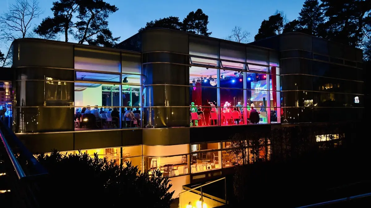 Das Theater am See in Bad Saarow lockt mit Kulinarik und Showtime