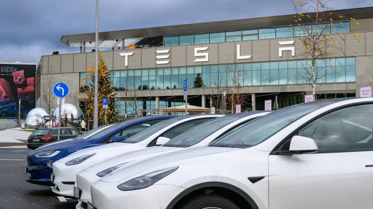 Tesla Gigafactory Berlin-Brandenburg: ARCHIV - 16.12.2024, Brandenburg, Grünheide: Elektrofahrzeuge der Marke Tesla stehen auf einem Parkplatz am Werk der Tesla Gigafactory Berlin-Brandenburg. (zu dpa: «Tesla sieht baldige EU-Zulassung für neues Assistenzsystem») Foto: Patrick Pleul/dpa +++ dpa-Bildfunk +++