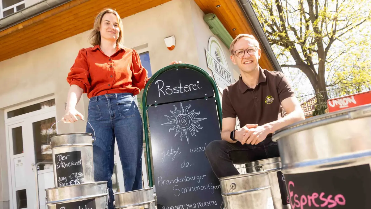 Kaffeerösterei DEKAFFEE in Erkner. Die neuen Betreiber, Marlen Ring und Tobias Mehrländer, übernehmen das Geschäft mit neuen Ideen.