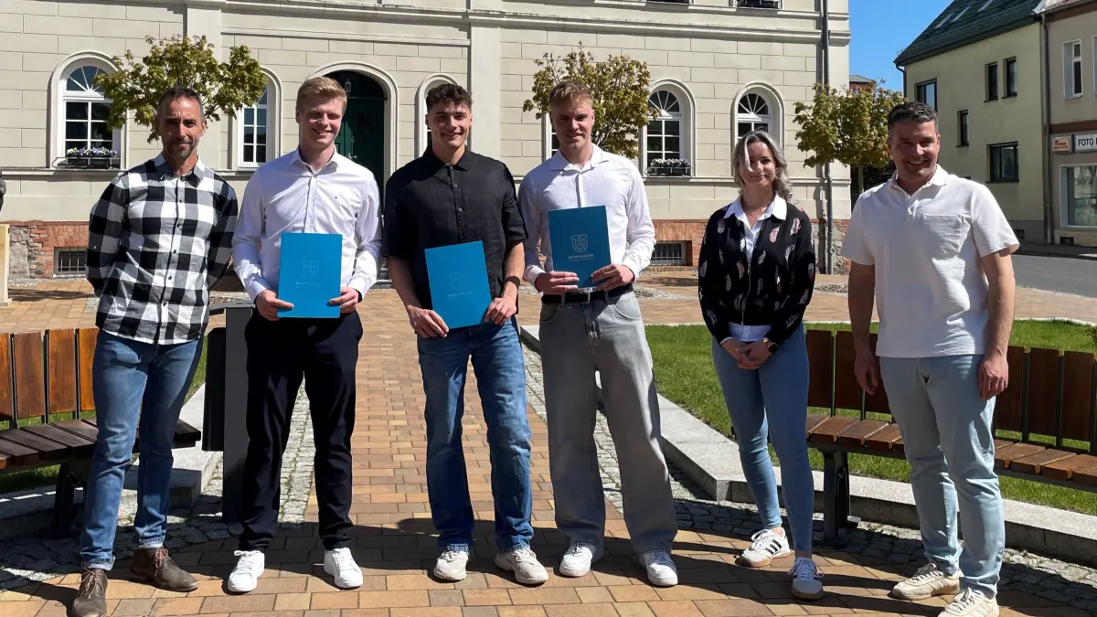 Die ersten Stipendiaten: Collin Gato, Scott Will, Till-Anton Bölicke sowie Fin Sauer und Alexander Lehmphul habne ihre Stipendien-Urkunden erhalten.