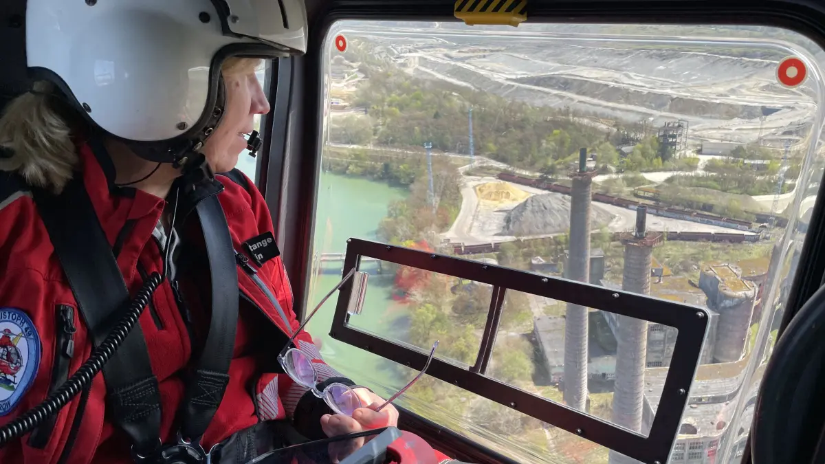 Notarzt Dr. Marit Stange beim Einsatz nach Rüdersdorf. Beim Durchatmen kann die Chefärztin der Notaufnahme kurz durchatmen und die Aussicht begutachten.