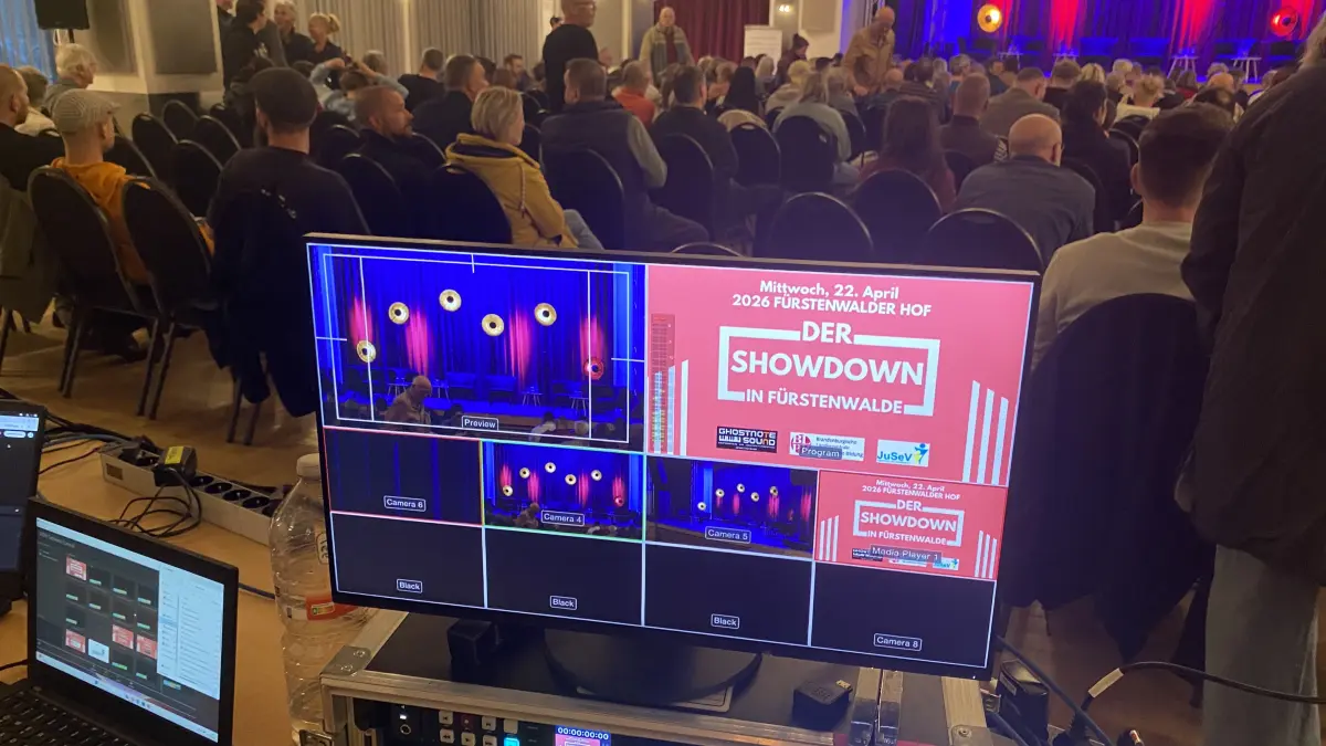 Der Showdown im Fürstenwalder Hof: das Regiepult und der volle Saal zu Beginn der Veranstaltung.