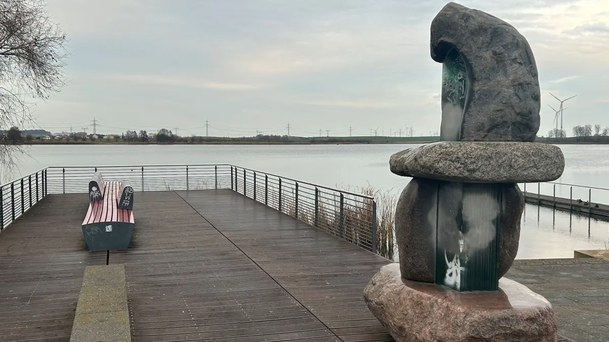 10. Dezember 2025, Angermünde. Die Mündeseepromenade ist nicht nur ein beliebter Weg am Tag, sondern wird durch Nachtschwärmer gerne zur Trinkmeile umfunktioniert. Können Kameras helfen, für mehr Ordnung und Sauberkeit zu sorgen?