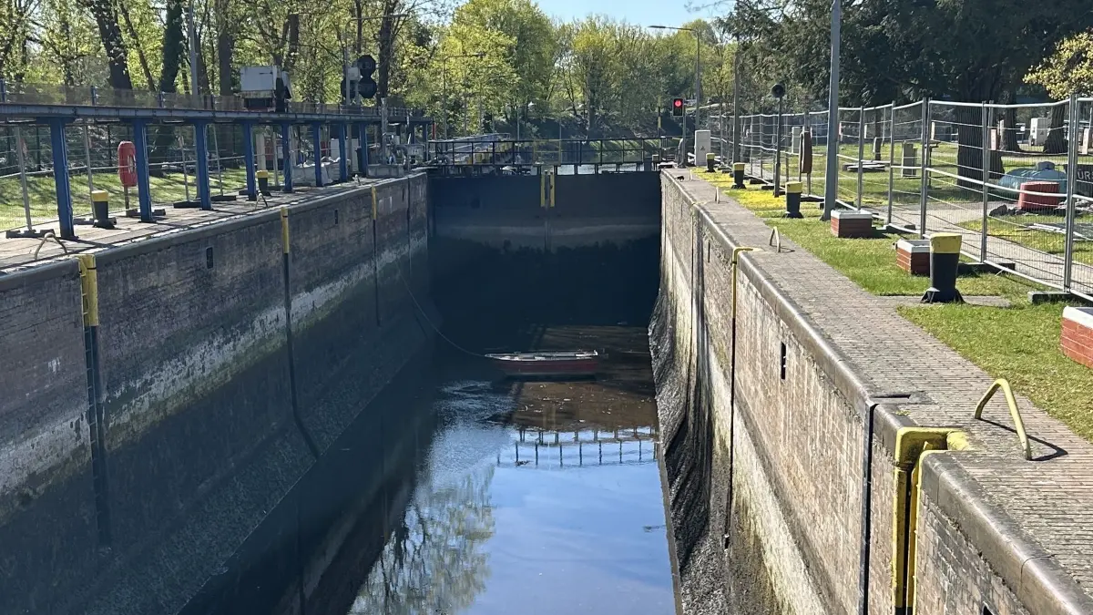 Die Südkammer der Schleuse Fürstenwalde wird trockengelegt. Die Schleusenkammer wird ein Jahr lang saniert.