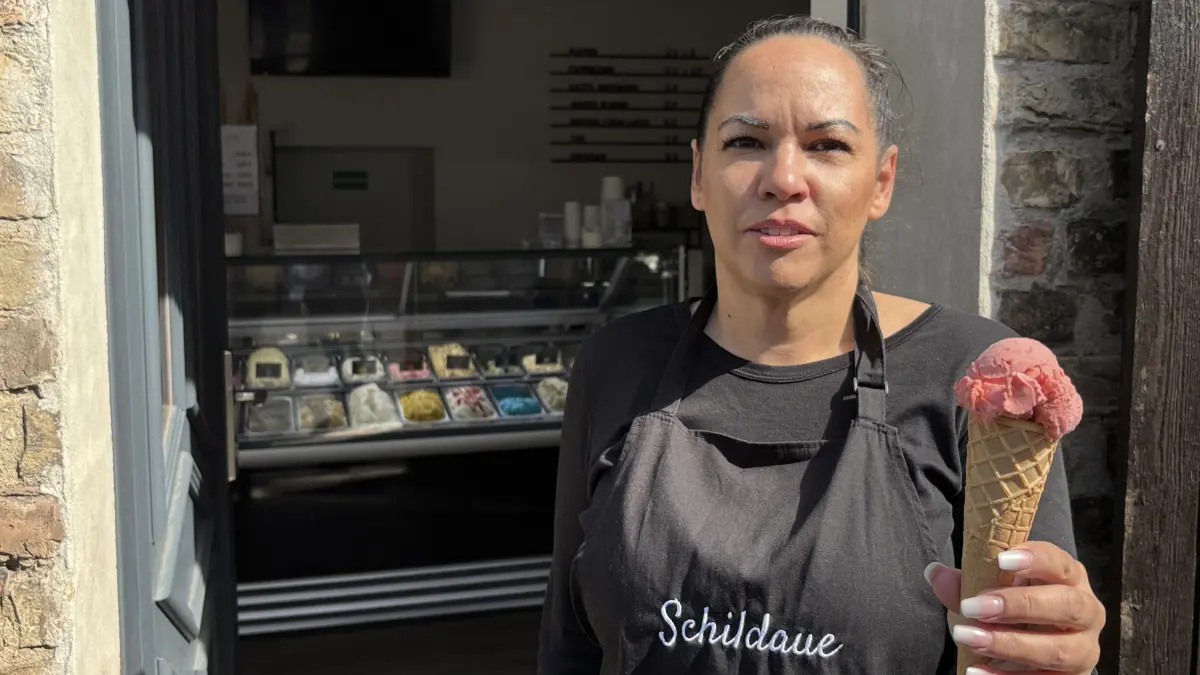 Mariko Janke hat eine alte Scheune in Schildow zum Eiscafé "Schildaue" umgebaut. "Das hat hier gefehlt", erklärt die Schildowerin den Hintergrund ihre Geschäftsidee.