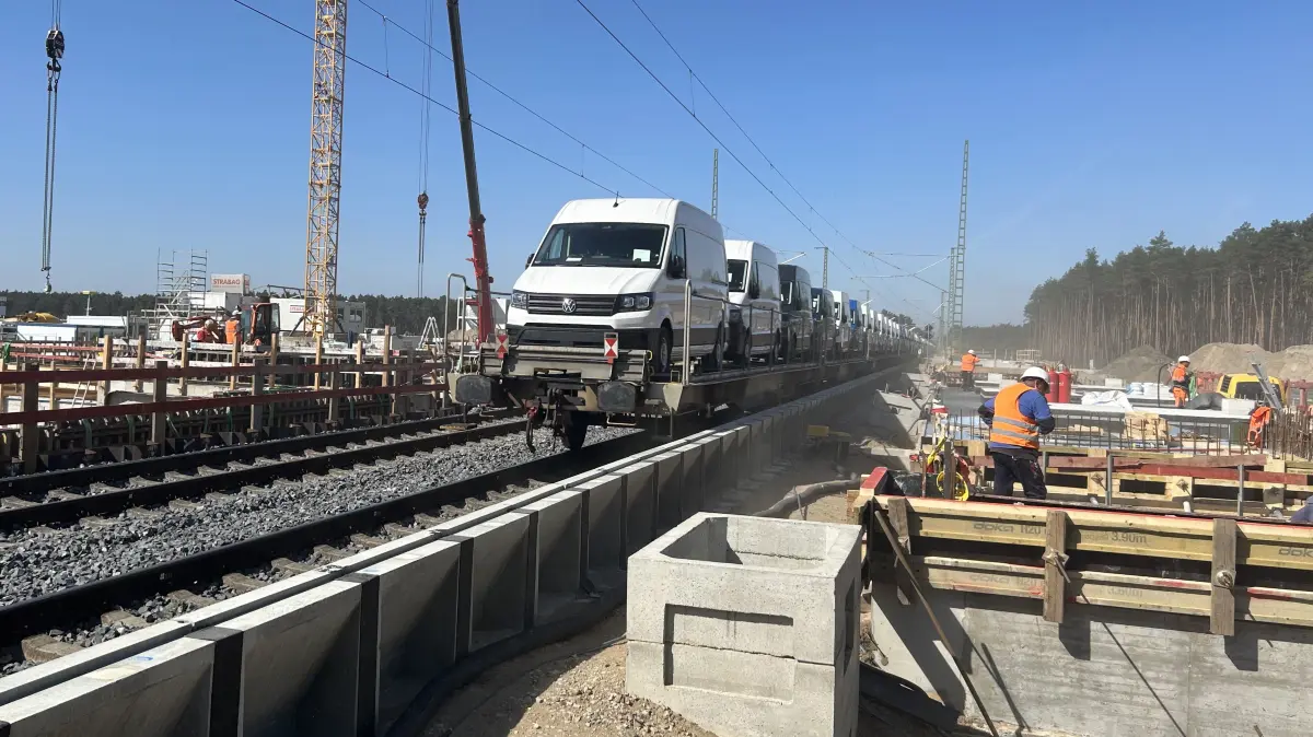 Die Arbeiten am neuen „Tesla-Bahnhof“ Fangschleuse in Grünheide laufen auf Hochtouren. Kann der Eröffnungstermin im August 2026 gehalten werden?