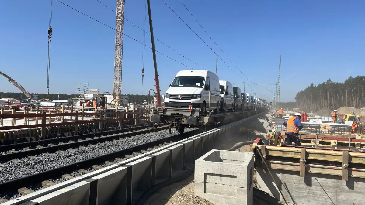 Die Arbeiten am neuen „Tesla-Bahnhof“ Fangschleuse in Grünheide laufen auf Hochtouren. Kann der Eröffnungstermin im August 2026 gehalten werden?