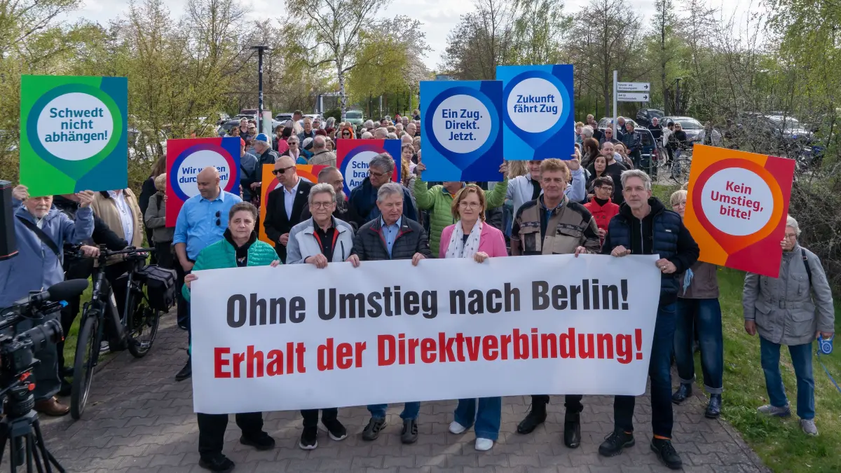 Protestaktion RE3: Schwedt, 23.04.2026: Am Bahnhof Schwedt Mitte protestierten rund 150 Menschen gegen das Aus der direkten Zugverbindung nach Berlin.