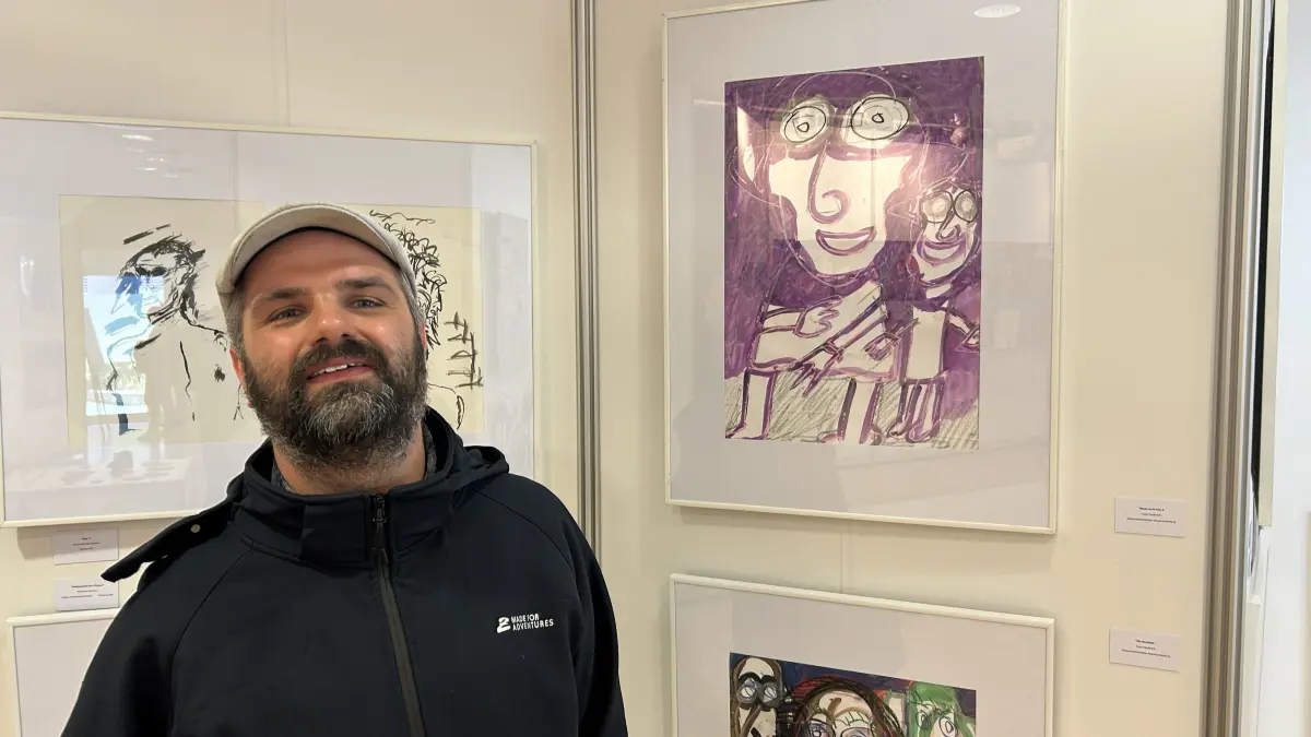 Franz Diederich vor seinem Gemälde "Bauer sucht Frau 2". Es ist auf der 29. "Ermutigung" zu sehen, eine Fürstenwälder Kunstausstellung von Menschen mit Behinderung.