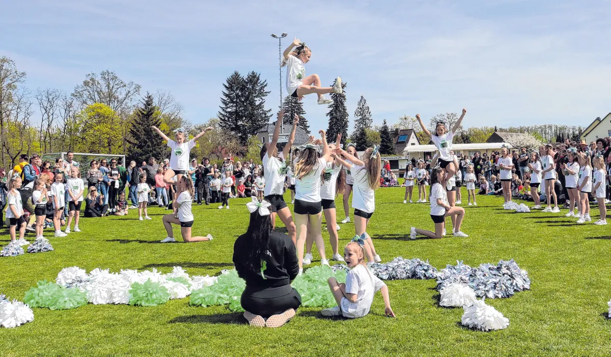 Auch die Cheerleader von Grün-Weiß, die im Vorjahr bis zur WM reisen durften, beteiligen sich wieder am Programm.⇥Foto: Thomas Berger