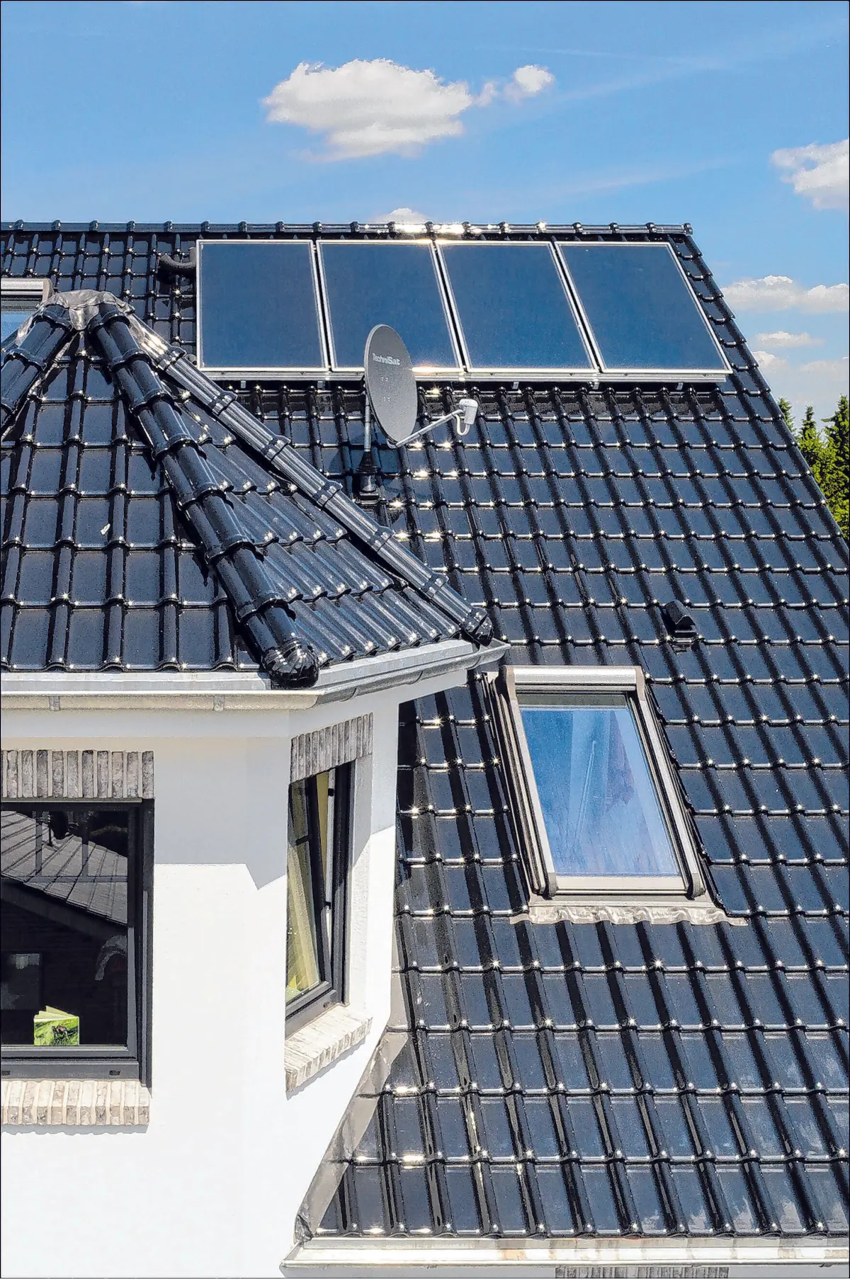Solarmodule senken den Heizenergiebedarf des Eigenheims. In Kombination mit natürlichen Tondachziegeln können Hausbesitzer sicher sein, Langlebigkeit und Klimaschutz optimal kombiniert zu haben.⇥Foto: Laumans/txn