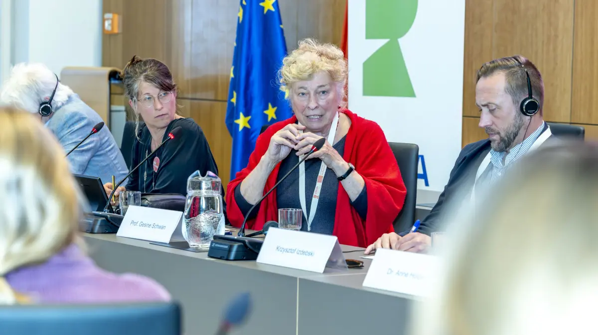 Doing Democracy: Zivilgesellschaft und Wissenschaft vernetzen sich an der Viadrina über Grenzen hinweg.Chancen demokratischer Partizipation in Zeiten von Desinformation.Podiumsgespräch zu den Herausforderungen und Chancen demokratischer Beteiligung in Zeiten von Desinformation mit anschließendem Empfang.Auf dem Podium diskutierten:•Prof. Dr. Radosław Markowski (SWPS Warschau)•Krzysztof Izdebski (Batory Stiftung Warschau)•Prof. Dr. Gesine Schwan (Berlin Governance Platform)•Dr. Anne Holper (Viadrina Institut für Konfliktmanagement) Ergänzt wurde die Diskussion durch Einblicke in verschiedene Aspekte aus der Zivilgesellschaft.Moderation: Dr. Anja Hennig (Europa-Universität Viadrina)