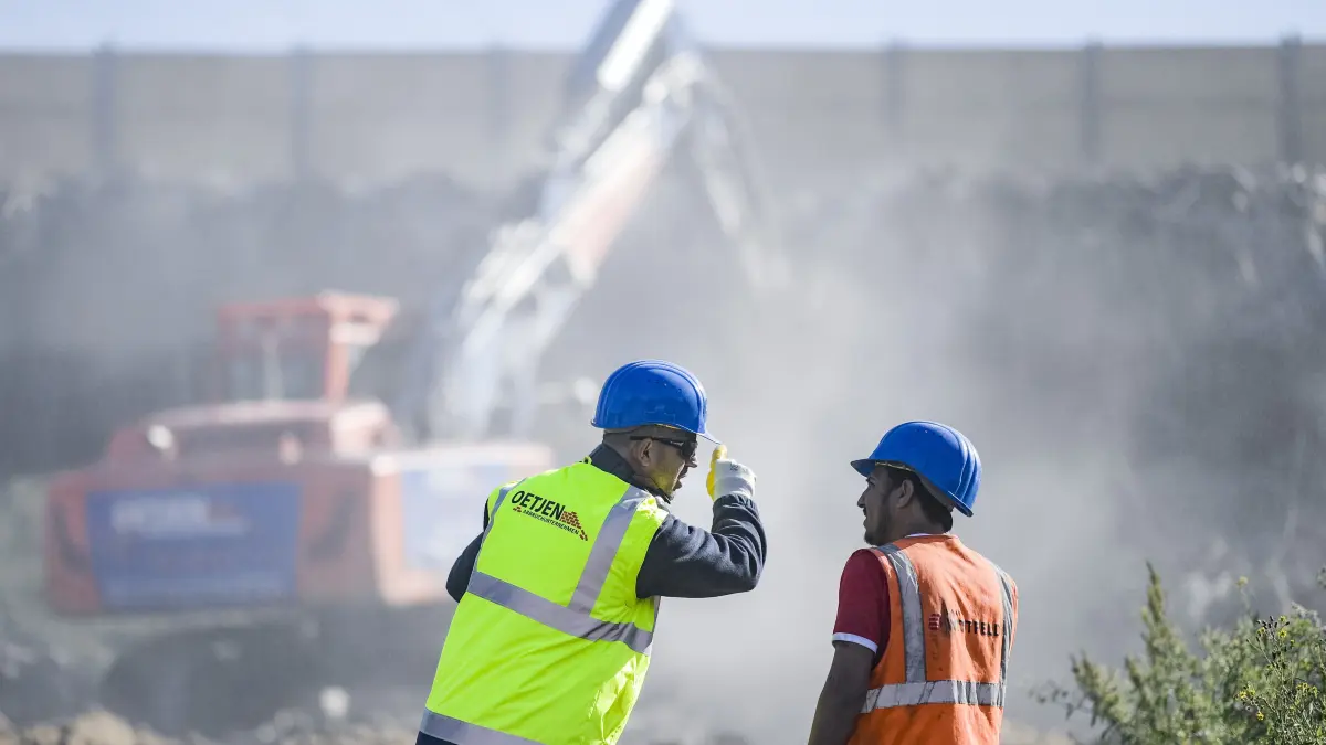 Baustelle voraus: Mit schwerem Gerät eine Brücke abgerissen. In Brandenburg sollen jetzt etliche Bundesstraßen, Landesstraße und Brücken erneuert werden. (Symbolbild)