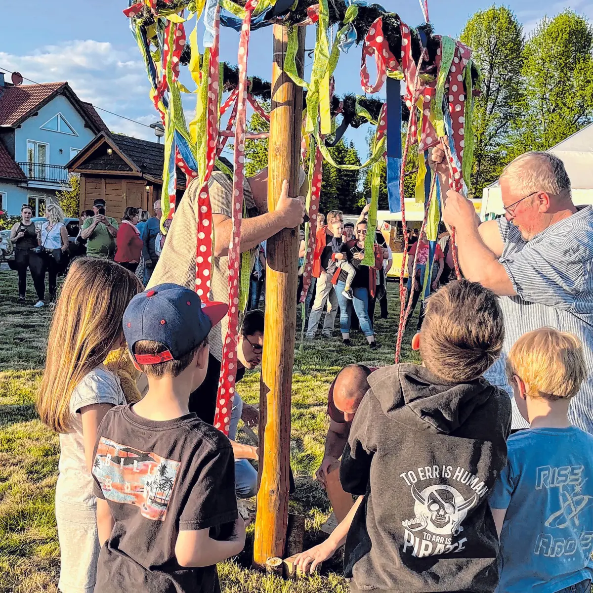 Auf dem grünen Dorfanger ist jede Menge Unterhaltung für Groß & Klein, für Kunstfreunde & Genießer garantiert.⇥Foto: Manuela Leo