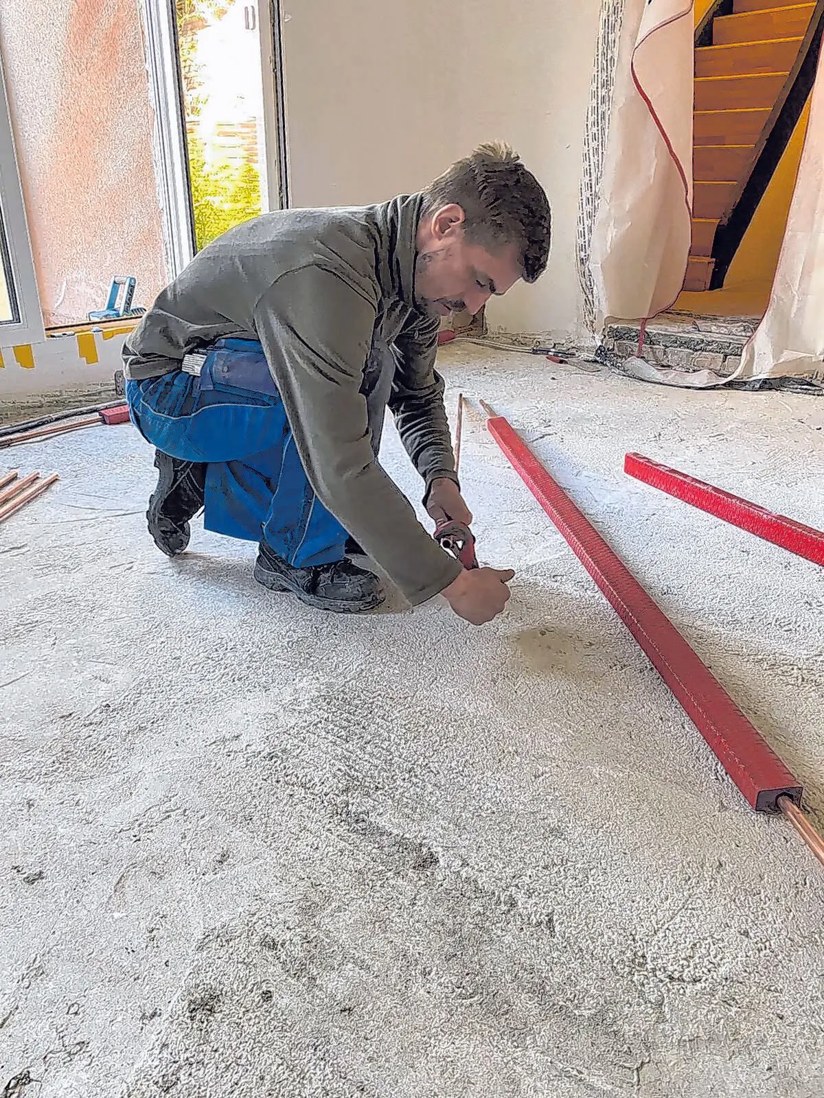 Max plant und installiert moderne Wasser- und Heizsysteme – und sorgt dafür, dass im Haus alles zuverlässig funktioniert.