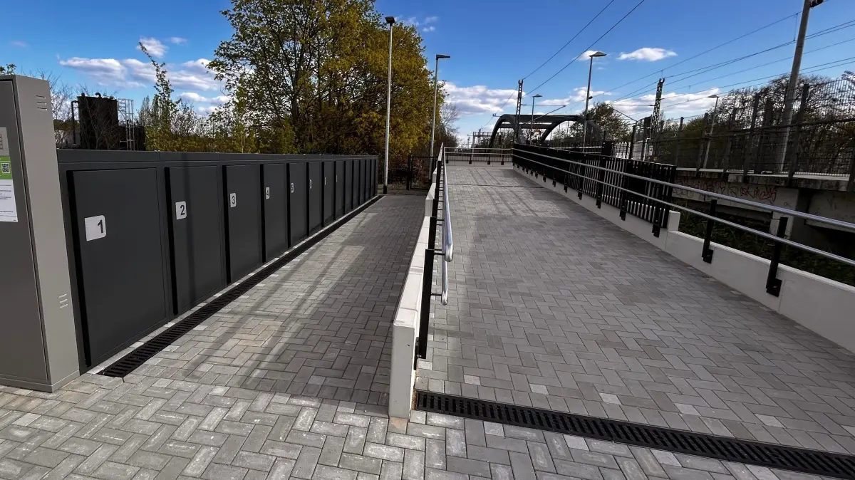 So sah es hier noch am Tag der Eröffnung am Bahnhof Erkner aus. Die Fahrradrampe soll eigentlich auf das RE1-Gleis Richtung Berlin führen.