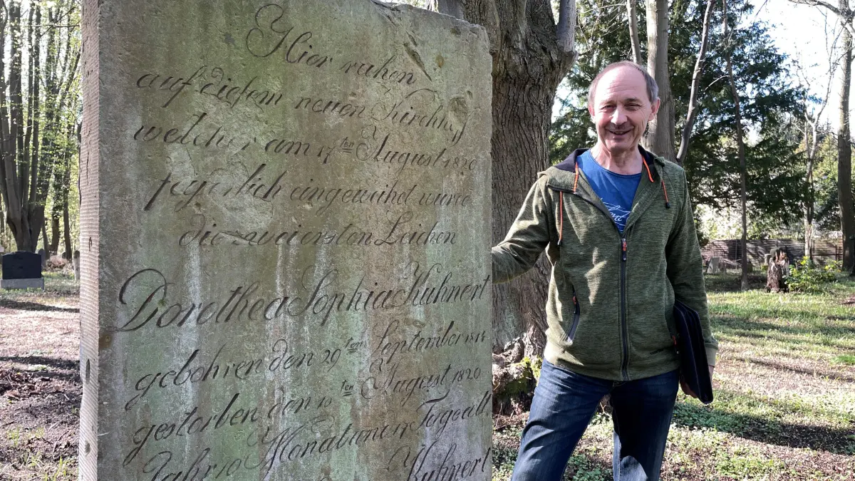 Kleinod in Bürgerhand: Wolfgang Henschel, der langjährige Lehrer ist Ortstvorsteher von Küstrin-Kietz, ist dankbar dafür, dass sich eine Initiative des Kietzer Freidhofes angenommen hat.