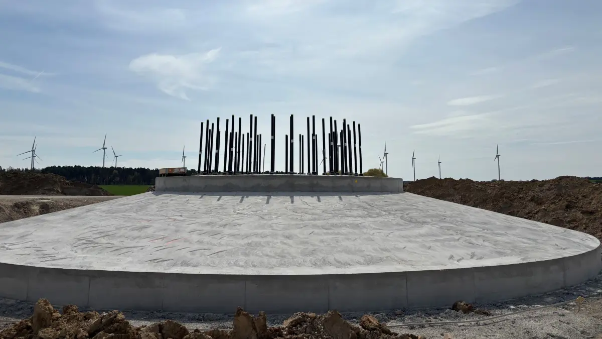 Großbaustelle für neue Windräder in Crussow bei Angermünde: Hier entstehen sechs neue Mega-Anlagen in einem sensiblen Naturareal. Die Bürgerinitiative Crussow will einen Baustopp erwirken.