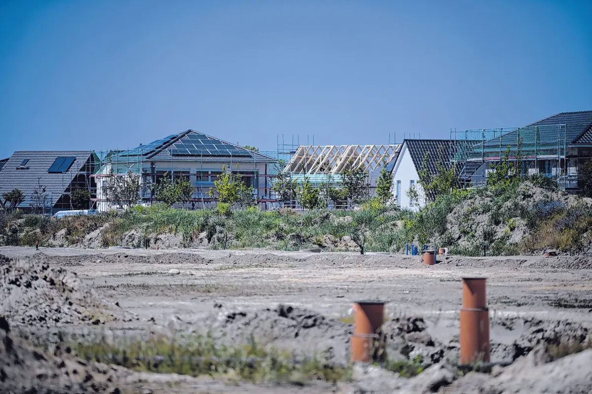 Bungalow oder mehrstöckiges Haus? Die Grundstücksfläche ist bei dieser Frage entscheidend. ⇥Foto: S. Stache/dpa