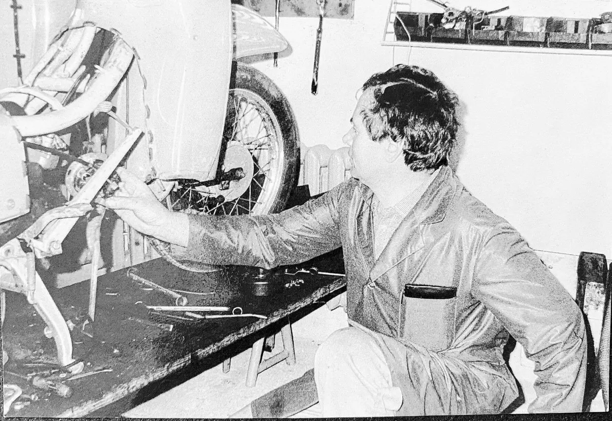 Siegfried Stannek mit dem ersten Kundenmoped, einer Schwalbe, am 2. Mai 1986.⇥⇥Foto: privat