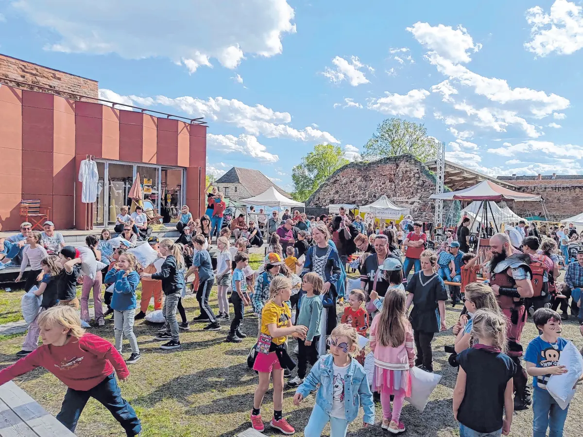 Wenn Federn fliegen und Kinderlachen den Burghof erfüllt: Die große Kissenschlacht gehört zu den beliebtesten Momenten beim Hollefest auf der Burg Beeskow.⇥⇥Foto: Susann Müller