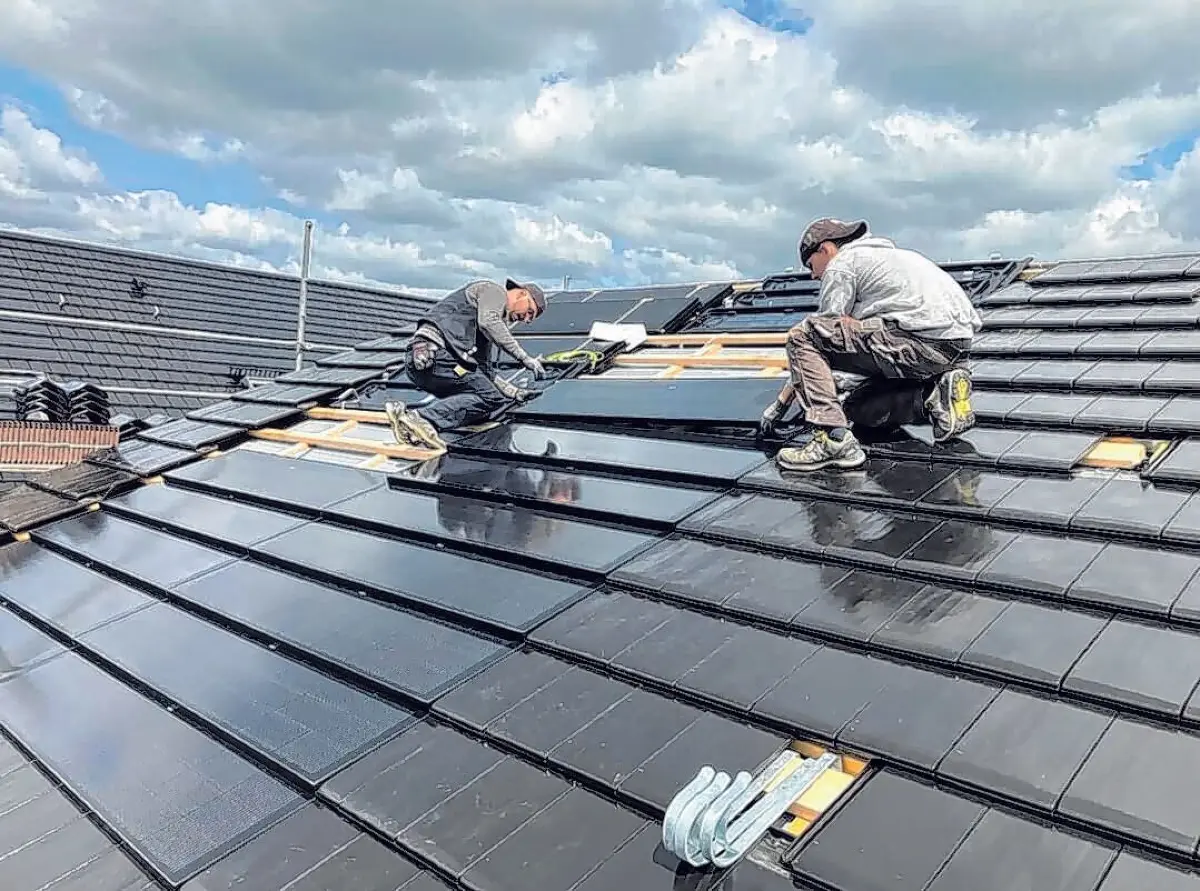Moritz & Danny verlegen Dachziegel & integrieren Photovoltaik – für ein Dach, das schützt und Energie liefert.