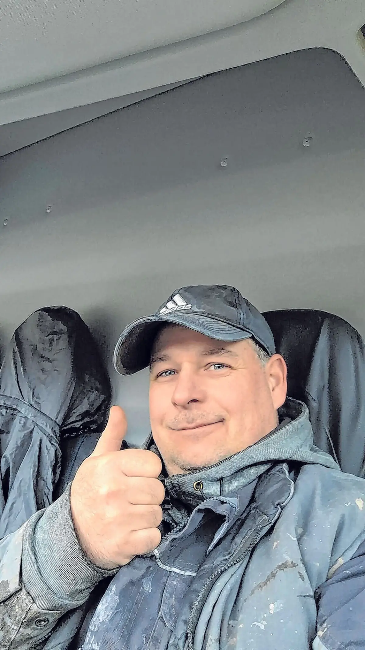 Marios Arbeit beginnt beim Fundament: Mauern, Betonieren, Schalungsbau und Sanierung gehören zu seinem Alltag – und gute Laune bringt er gleich mit.