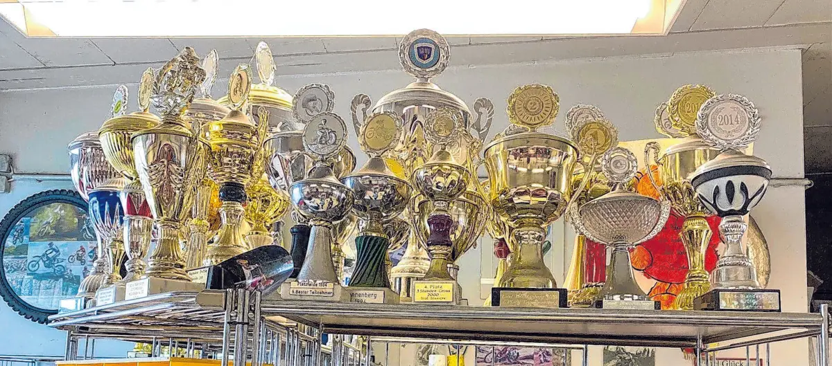 Die Trophäen säumen Dirk´s Sportkarriere.⇥Foto: privat
