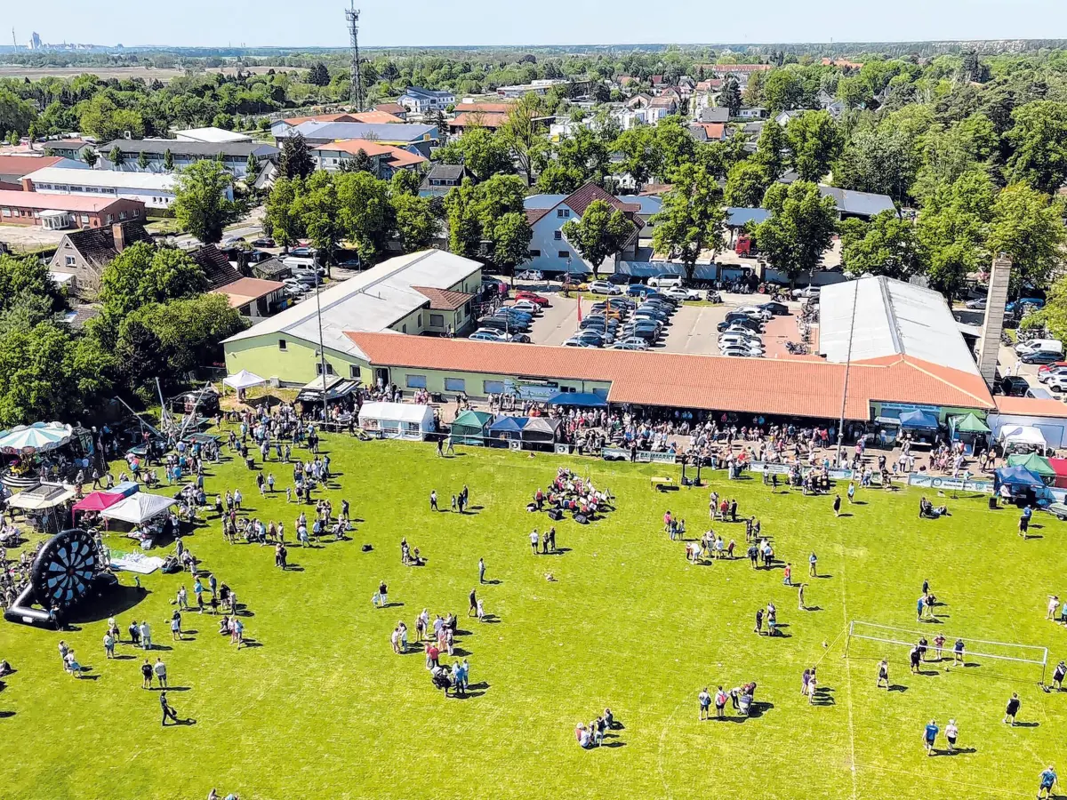 Tausende Besucher fanden sich im Vorjahr zu der Großveranstaltung auf dem Sportplatzgelände ein. Das Fest ist über Rehfelde hinaus bekannt und beliebt. ⇥Foto: Christian Polzin