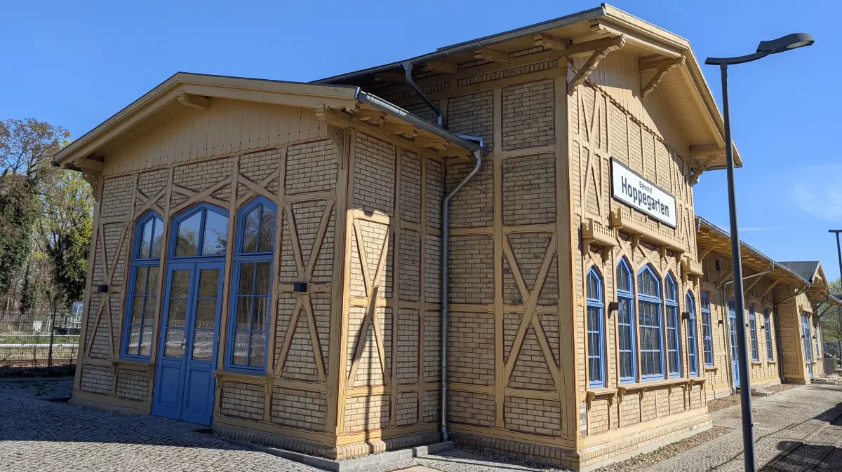 Der Kaiserbahnhof am S-Bahnhof Hoppegarten: Zieht na jahrelangen Leerstand Leben in das historische Bauwerk ein?