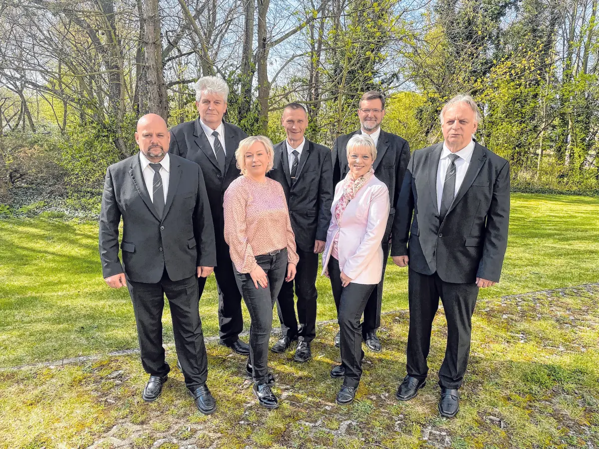 Schaffen würdigen Abschied: die Mitarbeiter des Bestattungshauses Luckow mit Mike Stölzner, Klaus Möller, Marcel Graw, Sören Baer und Frank Nimz (hinten, v.l.) sowie Leiterin Stefanie Trapp und Büromitarbeiterin Karin Lange (vorn, v.l.).⇥Foto: Christina Schmidt