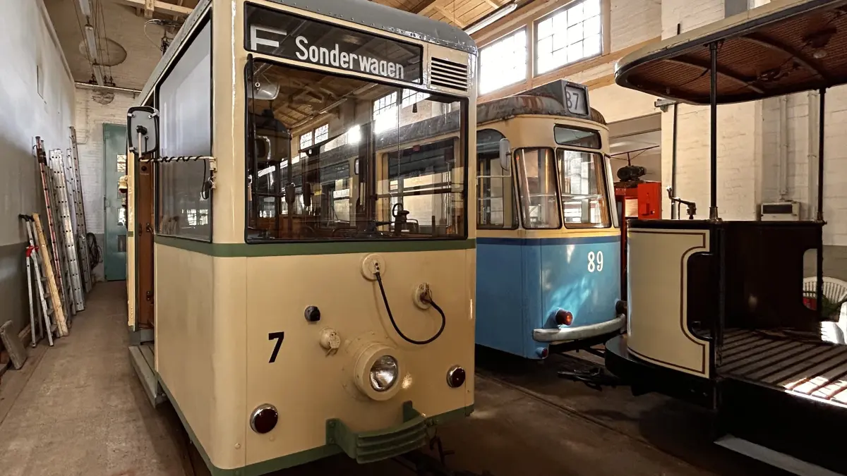 Die Schöneicher-Rüdersdorfer-Straßenbahn besitzt ein buntes Potpourri an Wagen. Einige der historischen Fahrzeuge wurden nun unter Denkmalschutz gestellt.