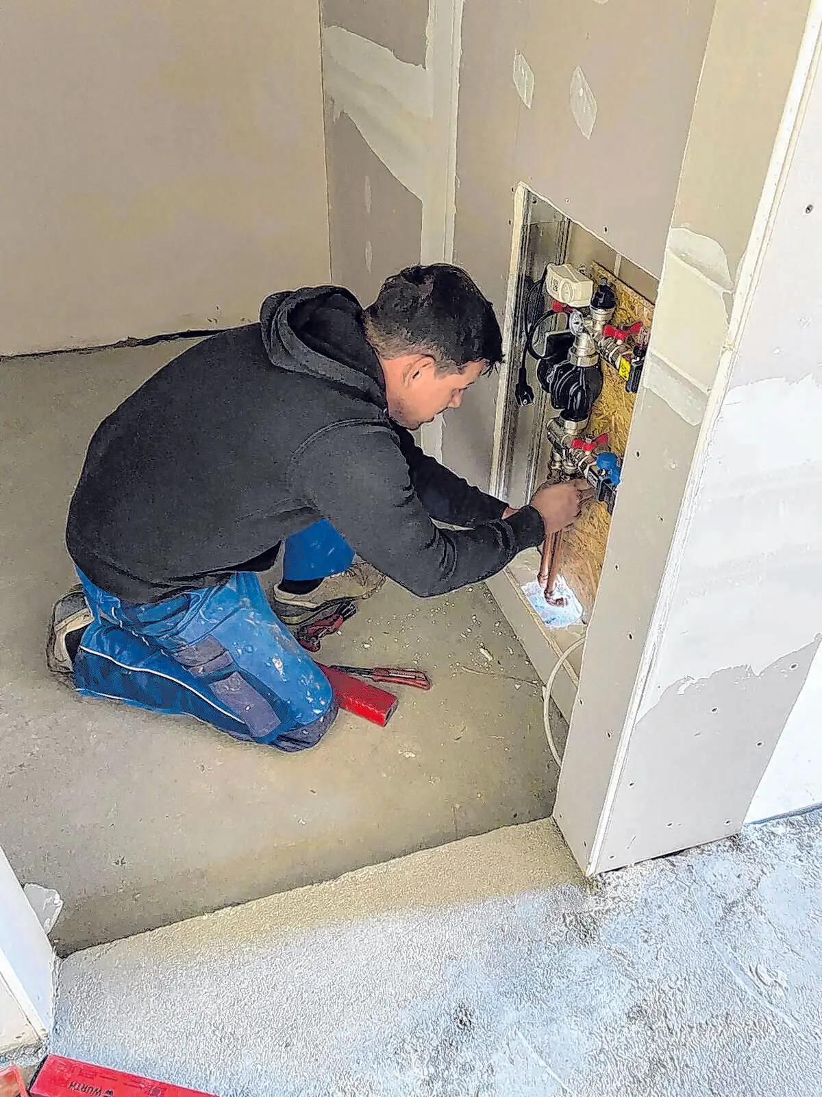 Florian bringt Komfort ins Haus: Vom Bad bis zur Leitung installiert er alles, was Wasser zuverlässig dorthin bringt, wo es gebraucht wird.