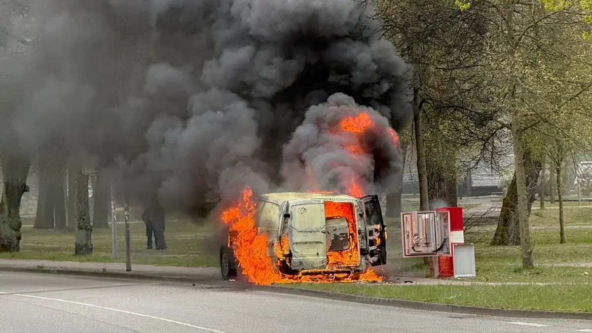 Dicke, schwarze Rauchwolken über der Storkower Straße und ein Transporter in Flammen – die Ursache des Brandes ermittelt die Polizei, nachdem die Feuerwehr Beeskow gelöscht hat.