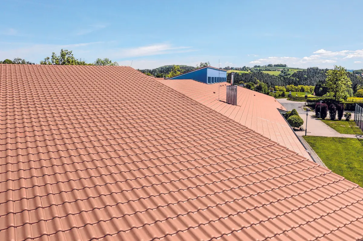 Langlebige und witterungsresistente Tondachziegel eignen sich ideal für die professionelle Dachsanierung. ⇥Foto: epr/ERLUS AG