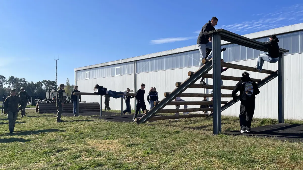 Eine Station für die Jugendlichen, die sich am bundesweiten Zukunftstag für die Kurmark-Kaserne in Storkow entschieden hatten, war ein Schnupperkurs auf der Hindernisbahn.