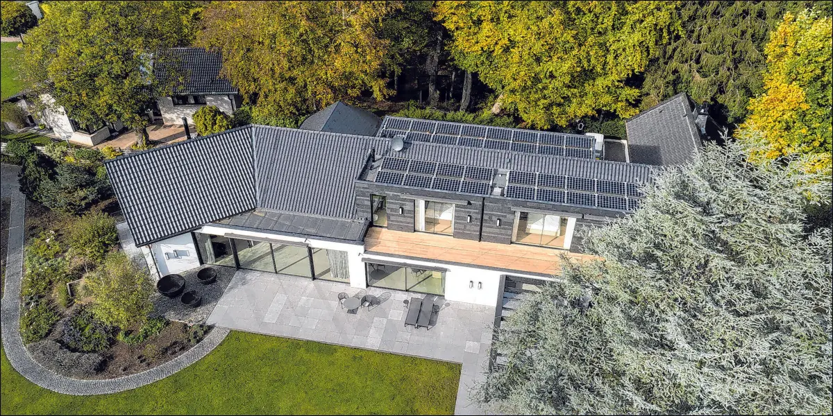 Standort und freier Zugang zum Sonnenlicht sind wichtige Kriterien beim Anbau der Solarpanels. Die Voraussetzungen dafür sollten auch für mehrere Jahre gewährleistet sein. Ob für das E-Auto oder die Wärmepumpe - die Verwendung effizienter Solarmodule wird heute schon umfangreich staatlich gefördert. Eine Beratung beim Fachexperten lohnt sich also. Je größer die genutzte Fläche ist, umso eher rechnet sich die Investition.⇥Foto: Laumans/txn