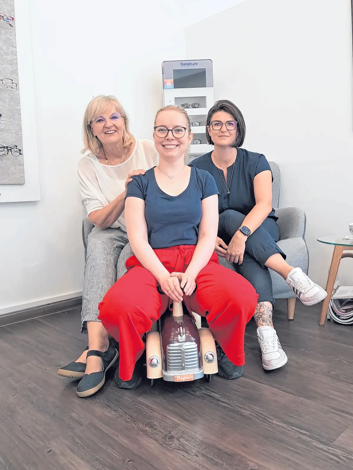 Dem Team von Optik Brandel merkt und sieht man auch die Freude an der Arbeit an. Die drei Augenoptikerinnen sind stolz auf das Erreichte und freuen sich auf die nächsten erfolgreichen Jahre. Besonders gern sind sie unter anderem auch speziell für Kinder da.