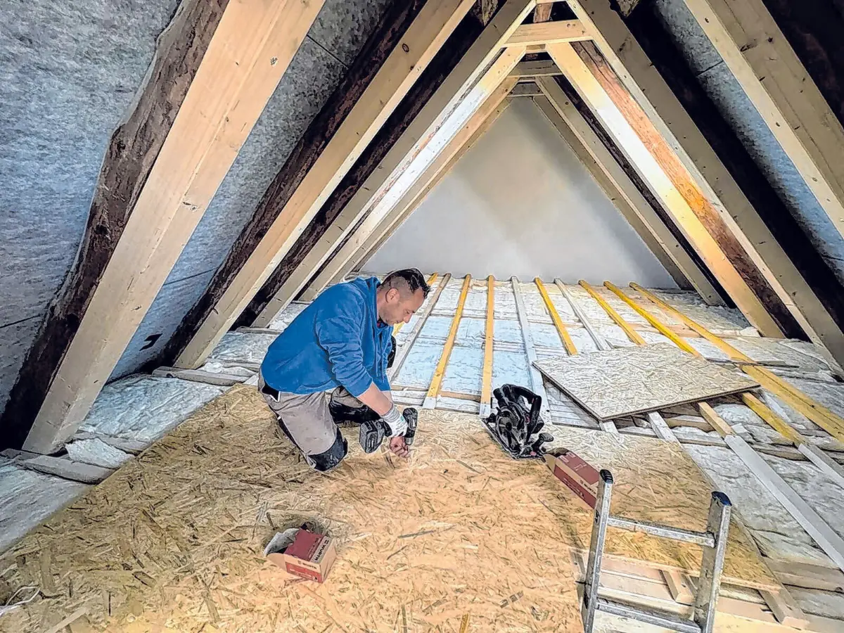 Michael fertigt und montiert Bauelemente aus Holz – von Fenstern und Türen bis hin zu tragenden Konstruktionen.