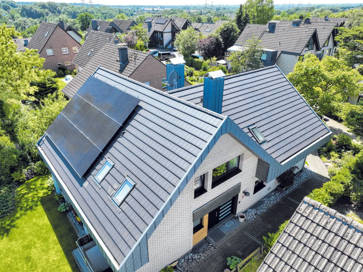 Ein saniertes Dach bietet zuverlässigen Schutz vor Extremwetterereignissen, dämmt gut und steigert den Wert der Immobilie. ⇥Foto: epr/ERLUS AG