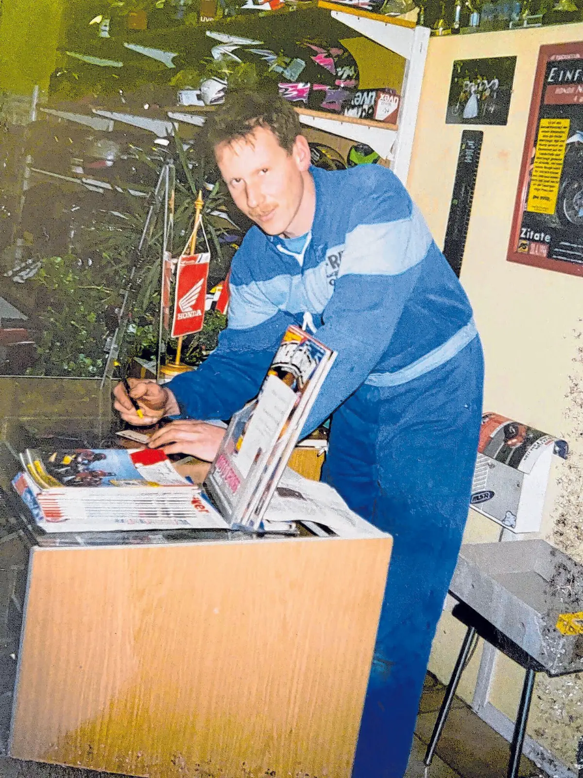 Dirk Stannek am Verkaufstresen 1991⇥Foto: privat